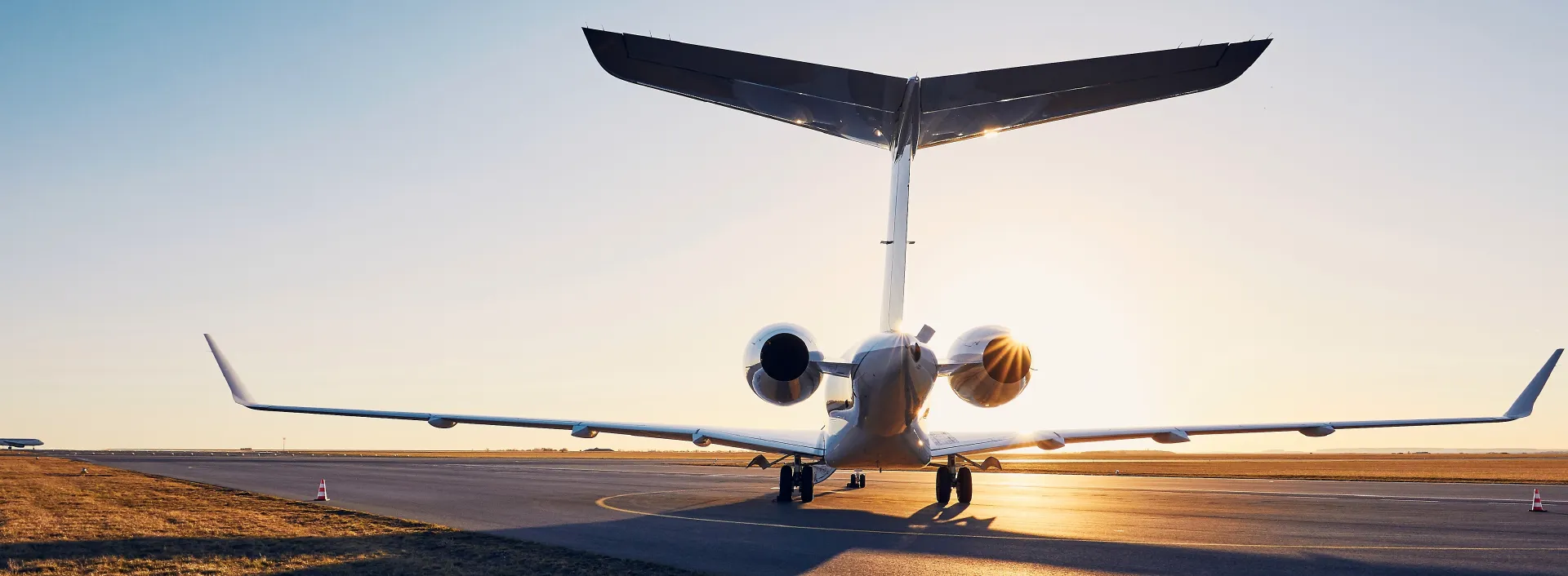 La parte posteriore di un jet privato in una pista di decollo